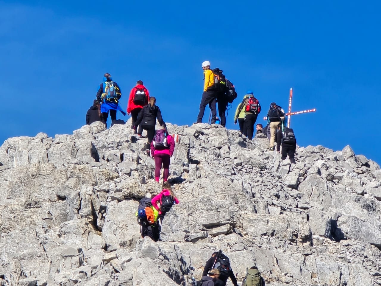 Mountaineering Guides. UIAA (International Climbing and Mountaineering Federation)